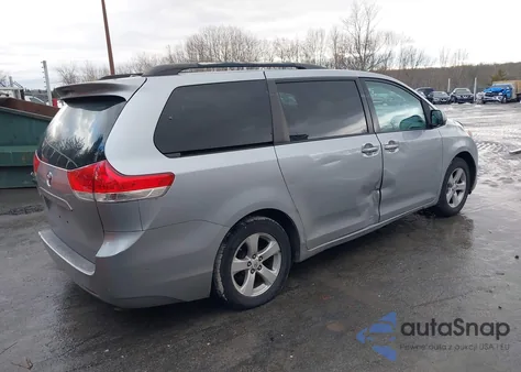 2011 Toyota Sienna Le V6 z USA, uszkodzony, nr VIN 5TDKK3DC8BS045146